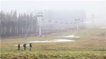 Schneereste liegen am Hexenritt am Wurmberg im Harz.