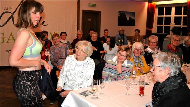 Schneiderin Christiane schritt mutig im BH durch die Reihen der Landfrauen.