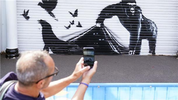 Durch Replik ersetzt: Londoner Zoo baut Banksys Kunstwerk ab Schnell zogen die Bilder viele Fans an.