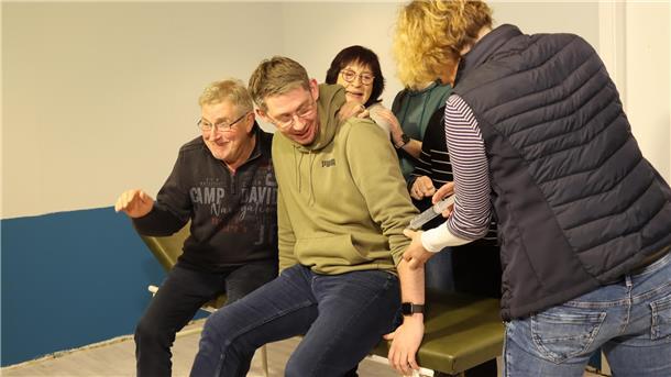 Schnelle Pointen und schlagfertige Charaktere: Der Theaterverein Hepstedt spielt das plattdeutsche Stück „De Omaklapp“. Zehn Aufführungen sind geplant.