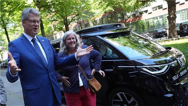 Direkte Zugverbindung nach London soll bald Realität werden Schnieder und Alexander unterzeichnen Absichtserklärung zur Schaffung einer direkten Schienenverbindung zwischen Deutschland und Großbritannien.