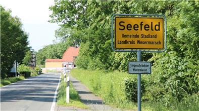 Schnurgerade führt die Seefelder Straße auf die Gaststätte zu. Mit unterschiedlichen Methoden sollen Unfälle künftig verhindert werden.