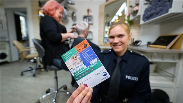 Kriminalprävention beim Haareschneiden: Das sollte Schule machen Schockanrufe, Whatsapp-Betrug, Enkeltrick - die Polizeiinspektion Lüneburg geht neue Wege zur Aufklärung vor allem älterer Menschen.