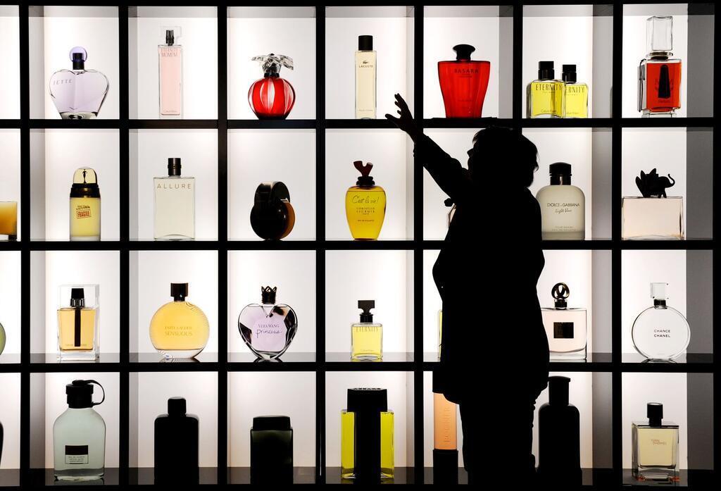 Wenn der Gast einem stinkt: Tut ein Duft-Dresscode not? Schöne bunte Parfumwelt: Eine Frau steht vor einer Vitrine mit verschiedenen Flacons. (Archivbild)
