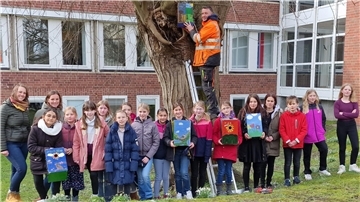 Schöner wohnen für Stare und Meisen ermöglichen jetzt von der „GreenAGe“ des Gymnasiums gestaltete Nistkästen im Garten des Hafenhauses.