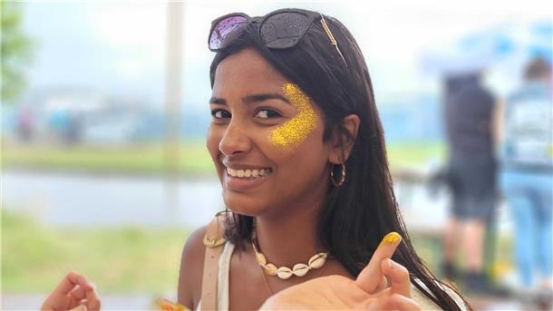 Schönheit kann so vielfältig sein! Diese Deichbrand-Besucherin sieht wie eine glitzernde Märchenprinzessin aus und gehört auf jeden Fall zu den schönsten Frauen des Festivals.