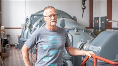 Schöpfwerksmeister Uwe von See kann sich auf die Maschine im „Dieselschöpfwerk“ verlassen. Sie arbeitet auch nach 100 Jahren noch problemlos und pumpt Wasser in die Elbe. 1953 wurde gleich nebenan ein zweites Schöpfwerk, das Elektroschöpfwerk Otterndorf, erbaut.