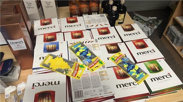 Schokolade und Alkohol sind Teil des mutmaßlichen Diebesguts.