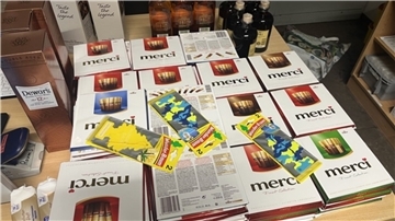 Schokolade und Alkohol sind Teil des mutmaßlichen Diebesguts.