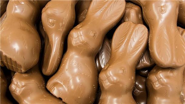 240 Millionen Schoko-Osterhasen - Kritik an Preisen Schokoladen-Hasen liegen in einer Box - bereit, an Ostern versteckt zu werden.
