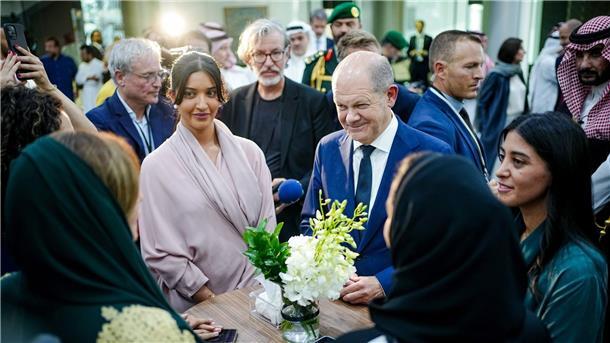 Scholz spricht in Saudi-Arabien Khashoggi-Mord an Scholz besucht in Dschidda ein Unternehmen und unterhält sich mit Saudi-Araberinnen.