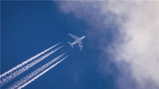 EU will 70 Prozent grüne Treibstoffe für Flugzeuge bis 2050 Schon ab 2025 muss in der EU Flugbenzin nachhaltige Kraftstoffe beigemischt werden.