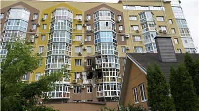 Schon Anfang Juni war Woronesch Ort von Kampfhandlungen. Zerbrochene Fenster und Brandspuren sind nach dem Einschlag einer Drohne an einem Wohnhaus zu sehen. (Archivfoto)