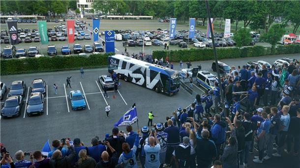 Schon bei der Ankunft am Volksparkstadion von den Fans gefeiert: die HSV-Spieler im Mannschaftsbus. 