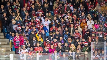 Schon beim Spiel der Fischtown Pinguins gegen die Adler Mannheim am zweiten Weihnachtstag war die Eisarena sehr gut gefüllt.