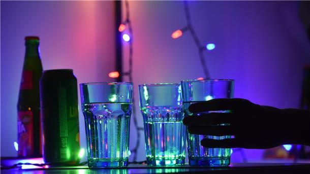 Gefahr im Drink: Britische Regierung geht gegen Spiking vor Schon ein kurzer Moment der Unaufmerksamkeit kann dazu führen, dass jemand etwas in den Drink schüttet. (Archivbild)