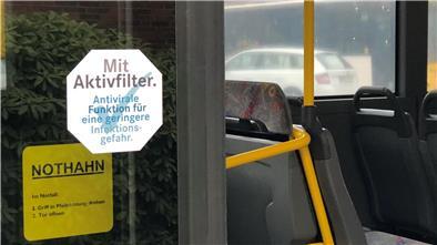 Schon jetzt sind einige Busse im Einsatz, die mit den neuen Filtersystemen ausgestattet sind – entsprechende Aufkleber an den Türen weisen darauf hin.