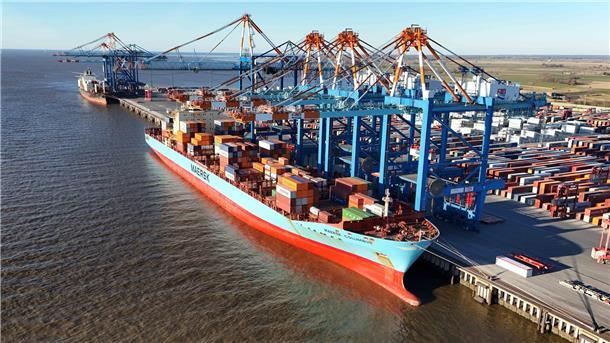 Ein Containerschiff liegt an der Kaje in Bremerhaven. Schon längst hätte das Land Bremen die Erneuerung der Stromkaje in Angriff nehmen müssen. 