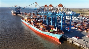 Ein Containerschiff liegt an der Kaje in Bremerhaven. Schon längst hätte das Land Bremen die Erneuerung der Stromkaje in Angriff nehmen müssen. 