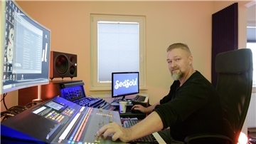 Musikproduzent Rob Hardt in seinem Studio