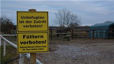 Schon vor dem Vorfall hingen auf dem Gelände des Spadener Reitvereins Schilder mit Warnhinweisen, nach dem Tod von Stute Whisky wurden diese noch einmal erweitert. Im Hintergrund das Areal, auf dem Whisky am Tag ihrer Erkrankung stand.