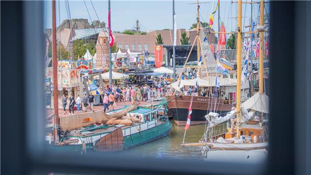 Blick aus einem Fenster auf die Maritimen Tage 2023 in Bremerhaven.