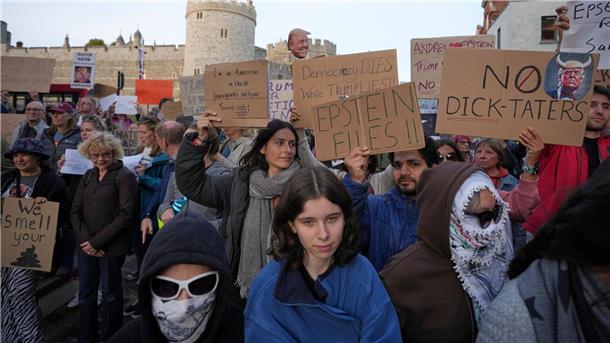 Im Schatten der Epstein-Affäre: Trump heute beim König Schon vor Trumps Ankunft kam es zu Protesten.