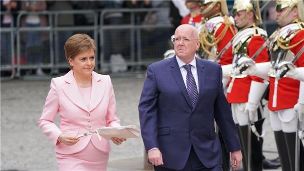 Schottlands Ex-Premierministerin Nicola Sturgeon (l) und ihr Ehemann Peter Murrell vor einer Messe in der Londoner St. Paul’s Kathedrale.