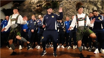 Schottlands John McGinn (Mitte) kann sich mit dem bayerischen Brauchtum anfreunden. Deutschlands EM-Auftaktgegner hat sein Quartier unter der Zugspitze bezogen.