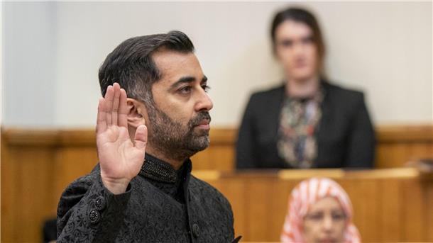 Schottland: Neuer Regierungschef Humza Yousaf vereidigt Schottlands neuer Regierungschef Humza Yousaf legt den Eid ab, als er im Court of Session in Edinburgh als „First Minister“ vereidigt wird.