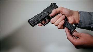 Schreckschusswaffen und Schreckschusspatronen können ohne Waffenschein erworben und zu Hause aufbewahrt werden. Eine große Nachfrage gab es im vergangenen Jahr zu Silvester.