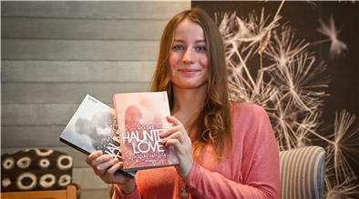 Eine Frau hält zwei Bücher in der Hand