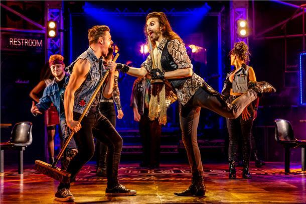 Rockige Zeitreise mit Nietengürtel und Vokuhila (mit Verlosung) Schrille Outfits, gute Stimmen rockiger Sound, das ist die Mischung bei „Rock of Ages“.