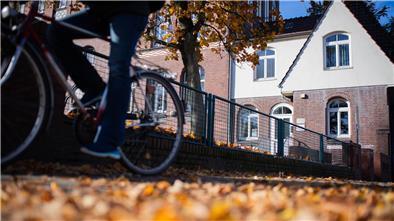Blick auf die Wilhelm-Raabe-Schule in Bremerhaven im Herbst 2023