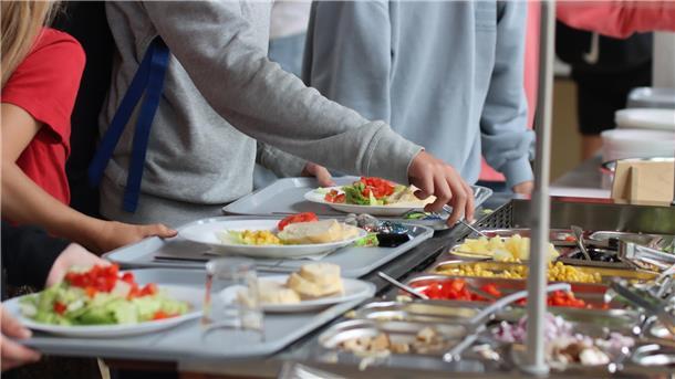 Schüler der KGS Tarmstedt bedienen sich an der Salatbar. An fünf Tagen in der Woche gibt es in der Schulmensa ein warmes Mittagessen und Salat zur Auswahl.