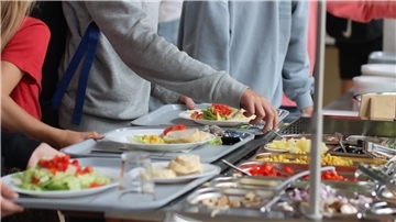 Schüler der KGS Tarmstedt bedienen sich an der Salatbar. An fünf Tagen in der Woche gibt es in der Schulmensa ein warmes Mittagessen und Salat zur Auswahl.