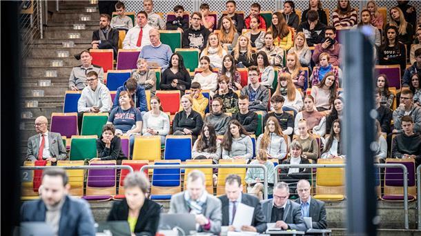 Schüler des NIG Bad Bederkesa verfolgten die Landtagsdebatte von den Rängen der Bremerhavener Stadthalle.