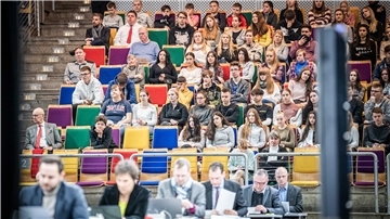 Schüler des NIG Bad Bederkesa verfolgten die Landtagsdebatte von den Rängen der Bremerhavener Stadthalle.