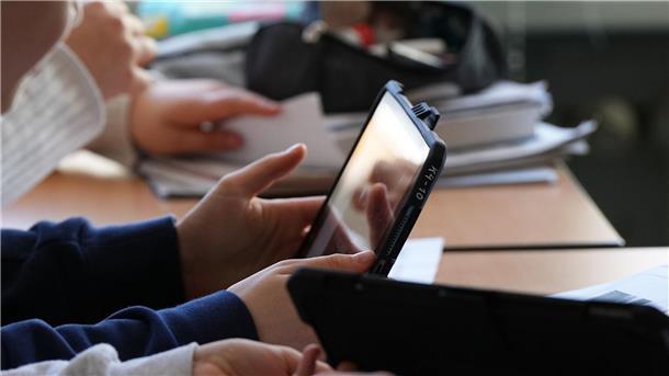 Umfrage: Schulen fehlen IT-Fachkräfte Schüler einer Grundschule in Berlin lösen im Unterricht an Tablets eine Aufgabe.