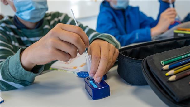 Kinder testen sich mit einem Selbsttest.