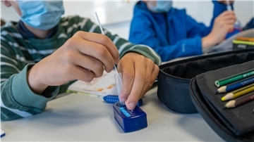 Kinder testen sich mit einem Selbsttest.