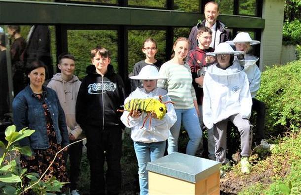 Schüler und Lehrer der Hermann-Allmers-Schule Hagen freuen sich über das Bienenvolk mit rund 50.000 der fleißigen Insekten. Gesponsert wurde es von Falk Scheibe-In der Stroth (hinten rechts)