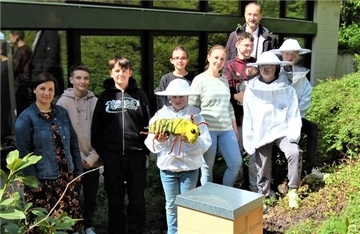 Schüler und Lehrer der Hermann-Allmers-Schule Hagen freuen sich über das Bienenvolk mit rund 50.000 der fleißigen Insekten. Gesponsert wurde es von Falk Scheibe-In der Stroth (hinten rechts)
