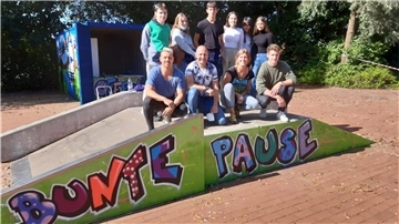 Schüler und Lehrer der Oberschule stehen auf einer Rampe, die mit dem neu erstellte Schriftzug „Bunte Pause“ versehen wurde. Foto Privat