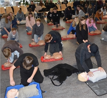 Schüler werden zu Lebensrettern. An Reanimationspuppen lernen Achtklässler der KGS Sittensen, wie man Menschen, deren Herz plötzlich aufhört zu schlagen, wiederbeleben kann.