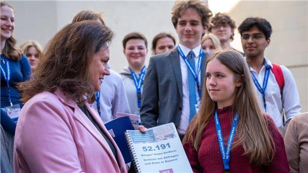 Schluss mit den Überraschungstests? Schülerin Amelie überreicht die Unterschriftensammlung zur Abschaffung von Exen. Die Politikerin Ute EIling-Hütig soll sich nun damit befassen.