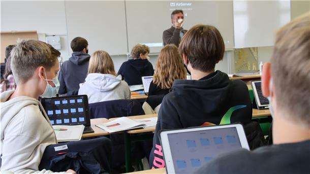 Schülerinnen und Schüler am St.-Viti-Gymnasium in Zeven sitzen in einem Klassenraum: Seit sieben Jahren werden an der Schule iPads im Unterricht eingesetzt.