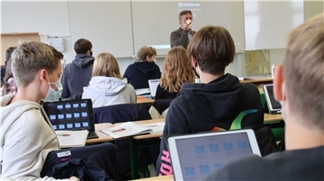 Schülerinnen und Schüler am St.-Viti-Gymnasium in Zeven sitzen in einem Klassenraum: Seit sieben Jahren werden an der Schule iPads im Unterricht eingesetzt.