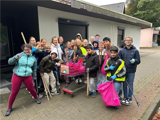 Bild von Kindern der Luisenhof-Schule beim Müllsammeln