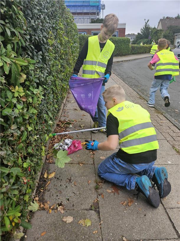 Bild von Kindern der Oberschule I beim Müllsammeln